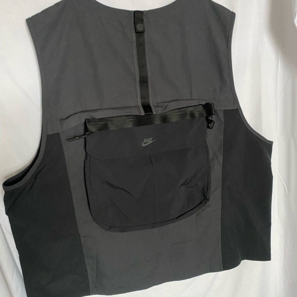 XXL Nike Tech Pack Vest with removable bag w. straps.